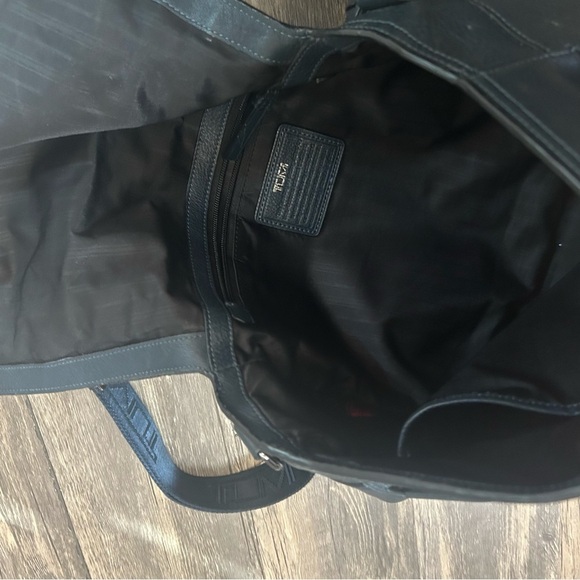 TUMI Unisex Blue Leather Crossbody Messenger Bag Medium Size - Picture 3 of 6